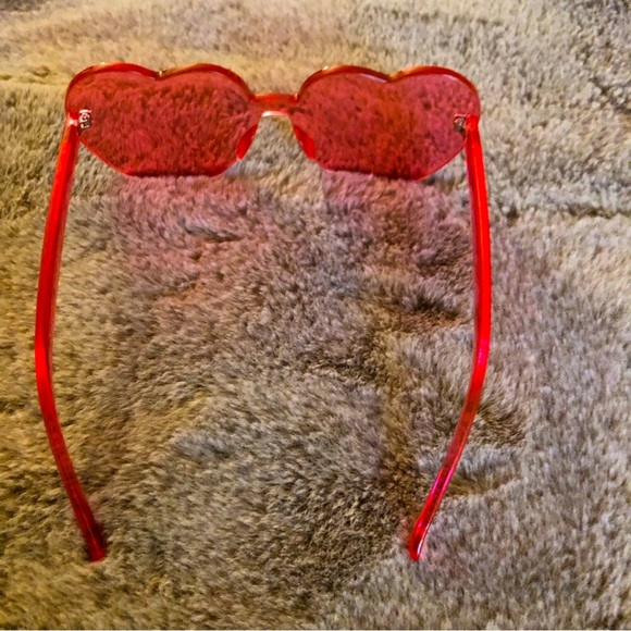Pink Heart shaped sunglasses - Picture 4 of 6